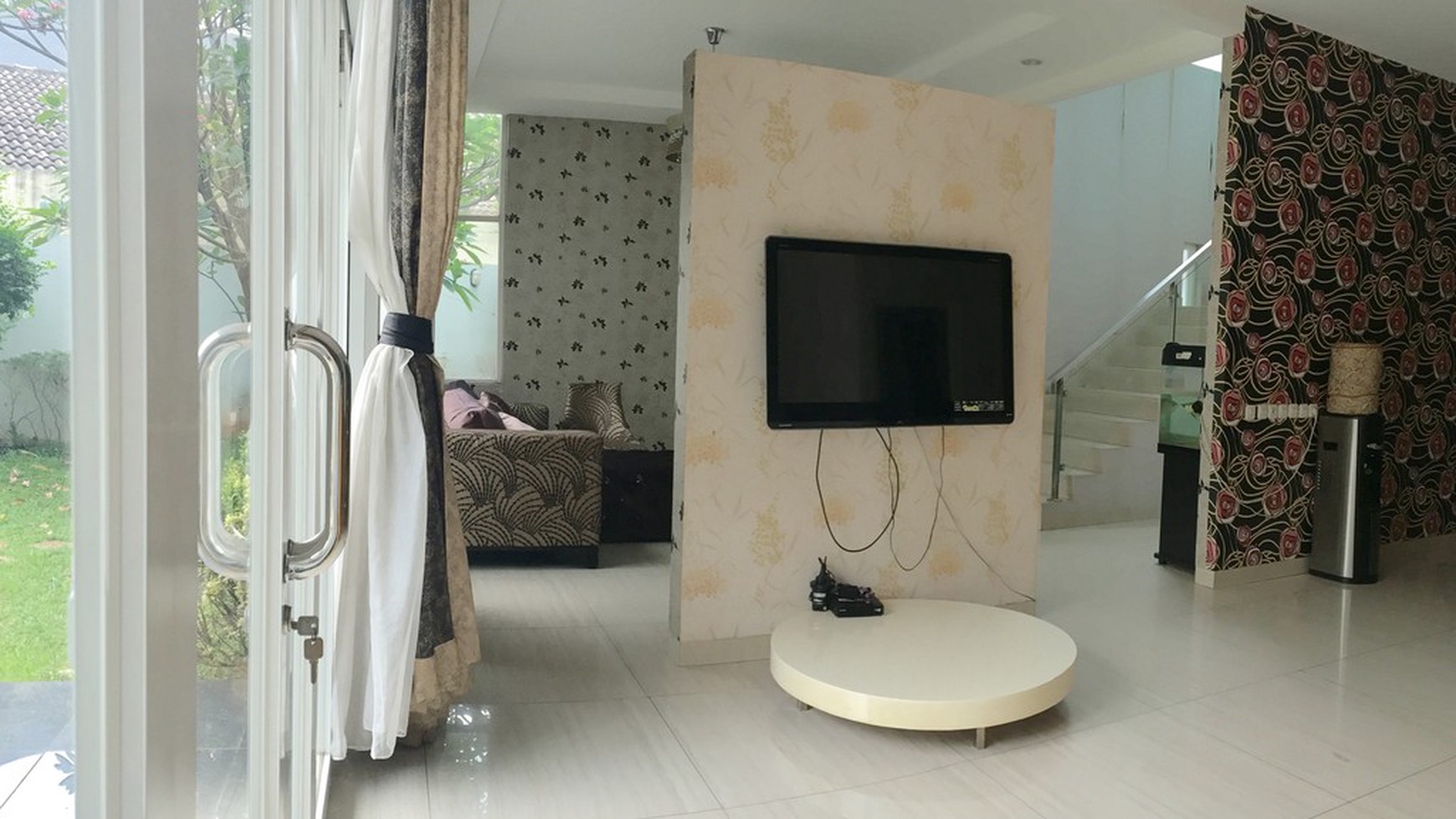 MINIMALIST DENGAN 6 KAMAR TIDUR, KOLAM RENANG DAN TAMAN PRIBADI