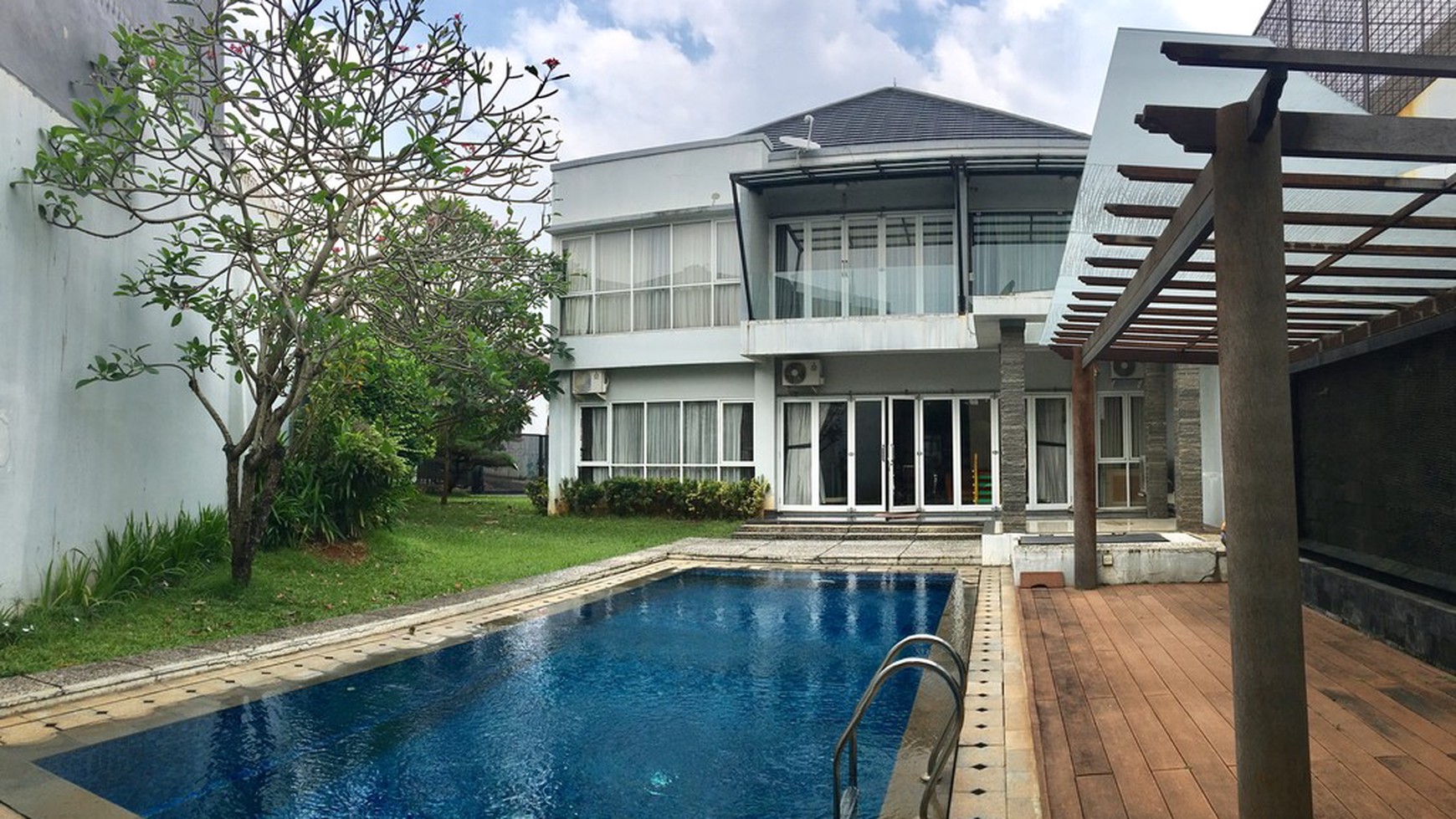 MINIMALIST DENGAN 6 KAMAR TIDUR, KOLAM RENANG DAN TAMAN PRIBADI