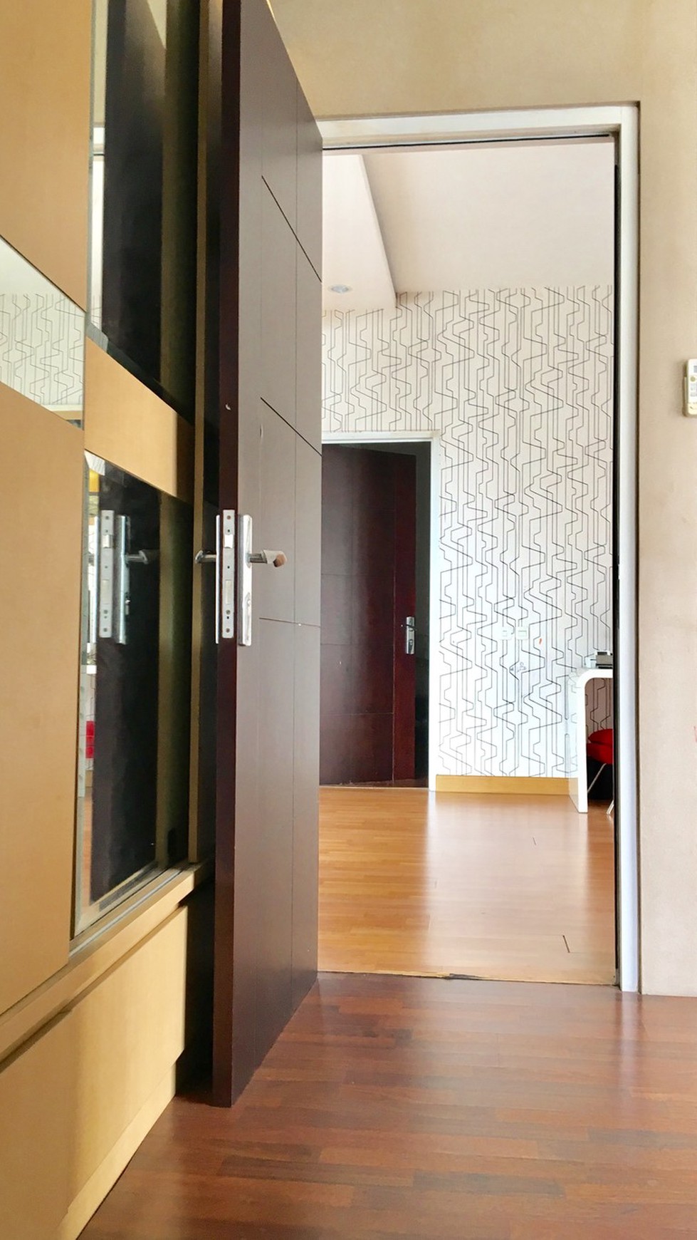 MINIMALIST DENGAN 6 KAMAR TIDUR, KOLAM RENANG DAN TAMAN PRIBADI