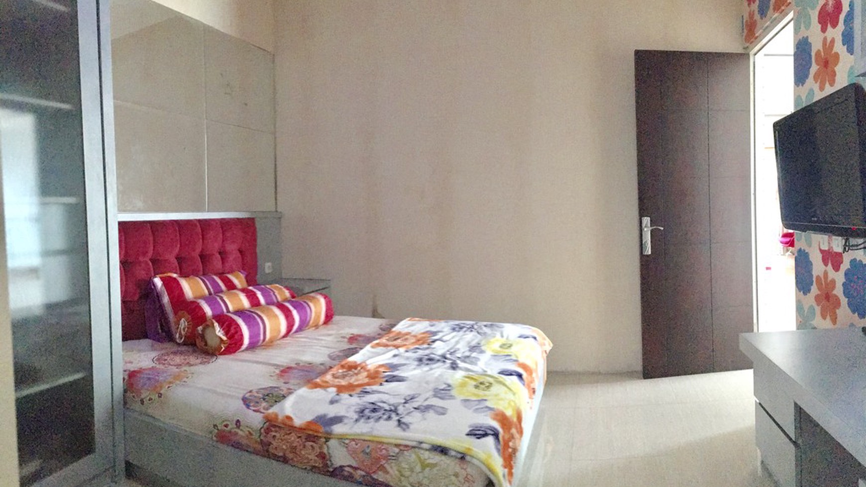 MINIMALIST DENGAN 6 KAMAR TIDUR, KOLAM RENANG DAN TAMAN PRIBADI