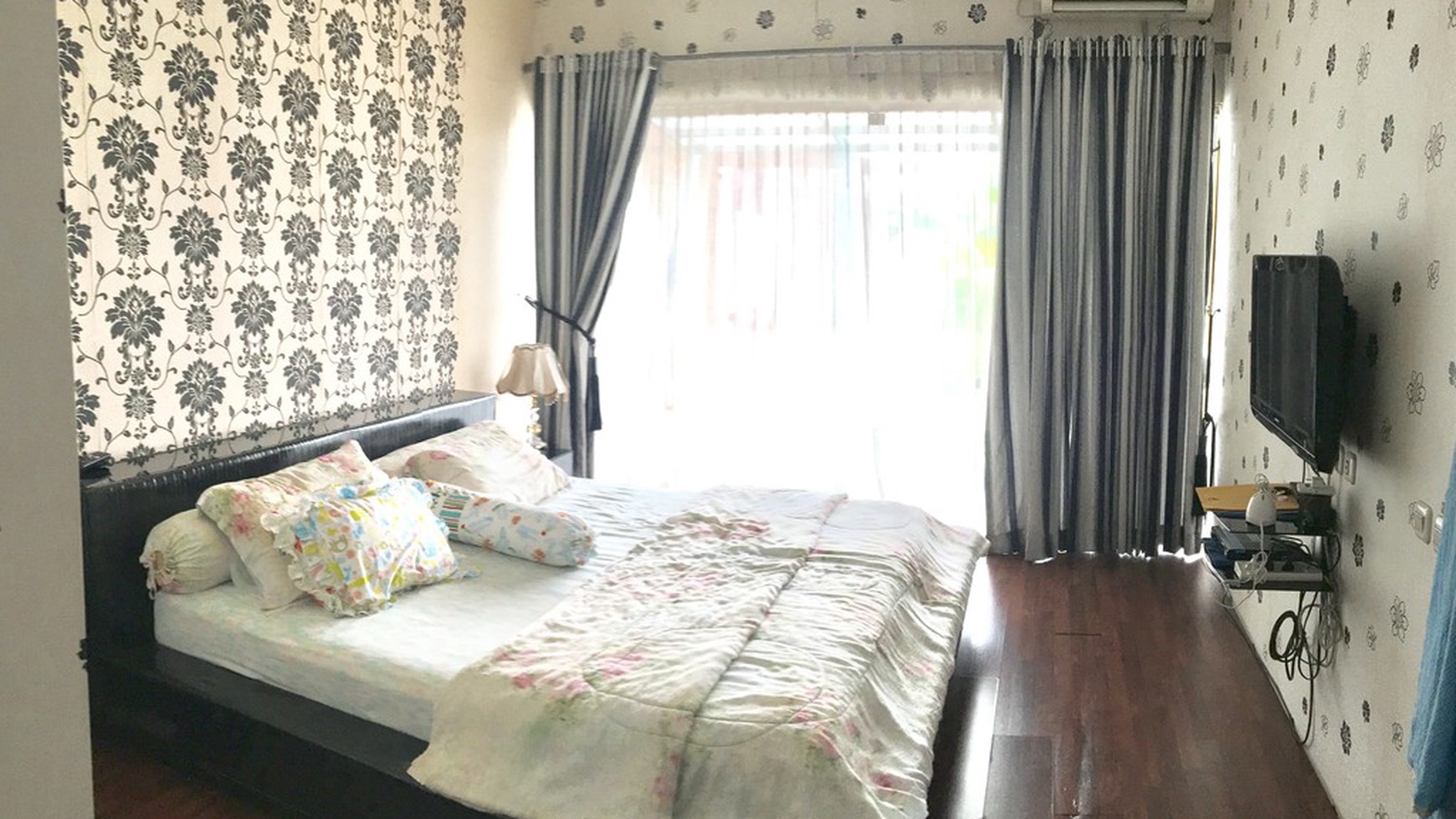 MINIMALIST DENGAN 6 KAMAR TIDUR, KOLAM RENANG DAN TAMAN PRIBADI