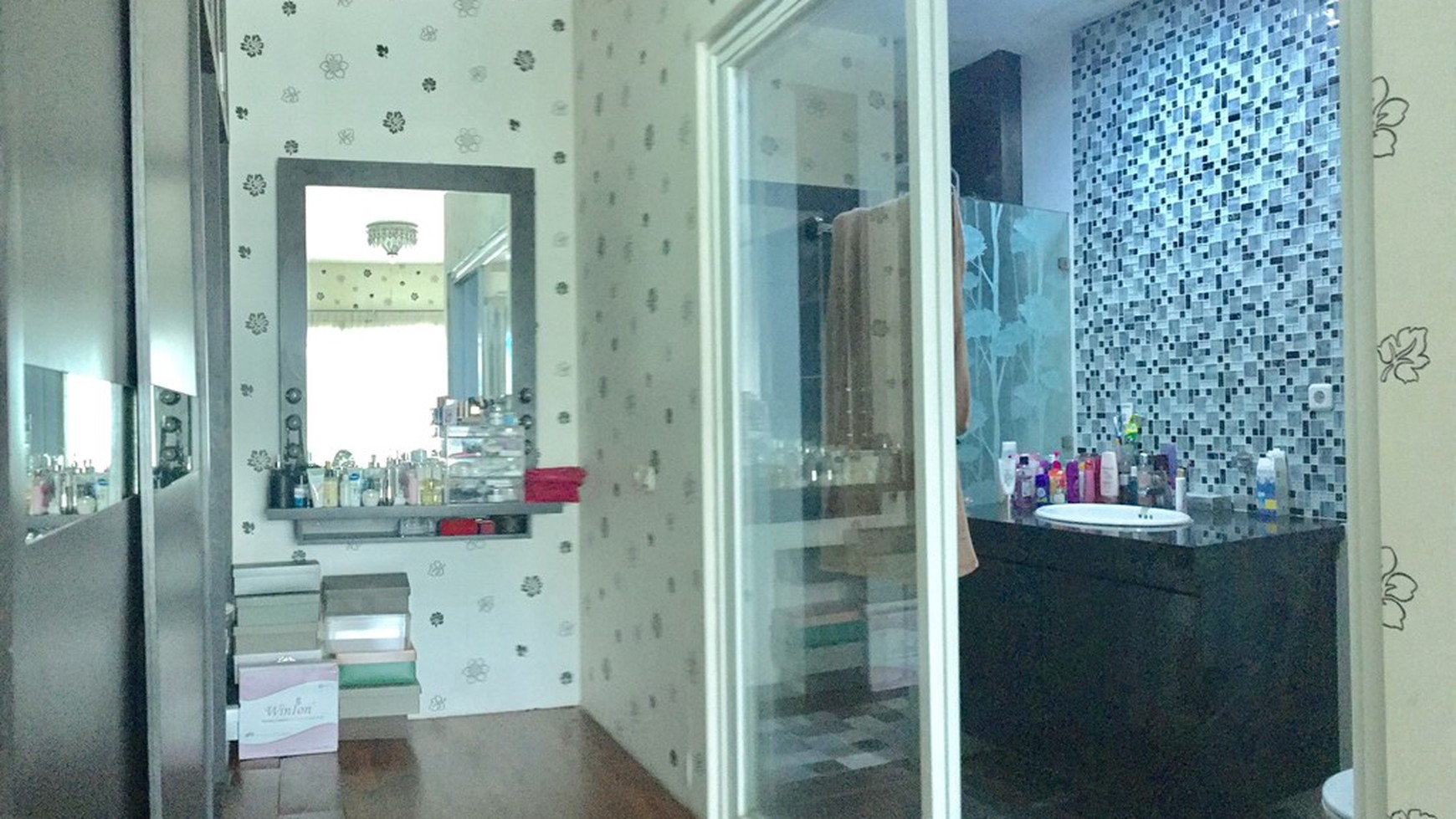 MINIMALIST DENGAN 6 KAMAR TIDUR, KOLAM RENANG DAN TAMAN PRIBADI