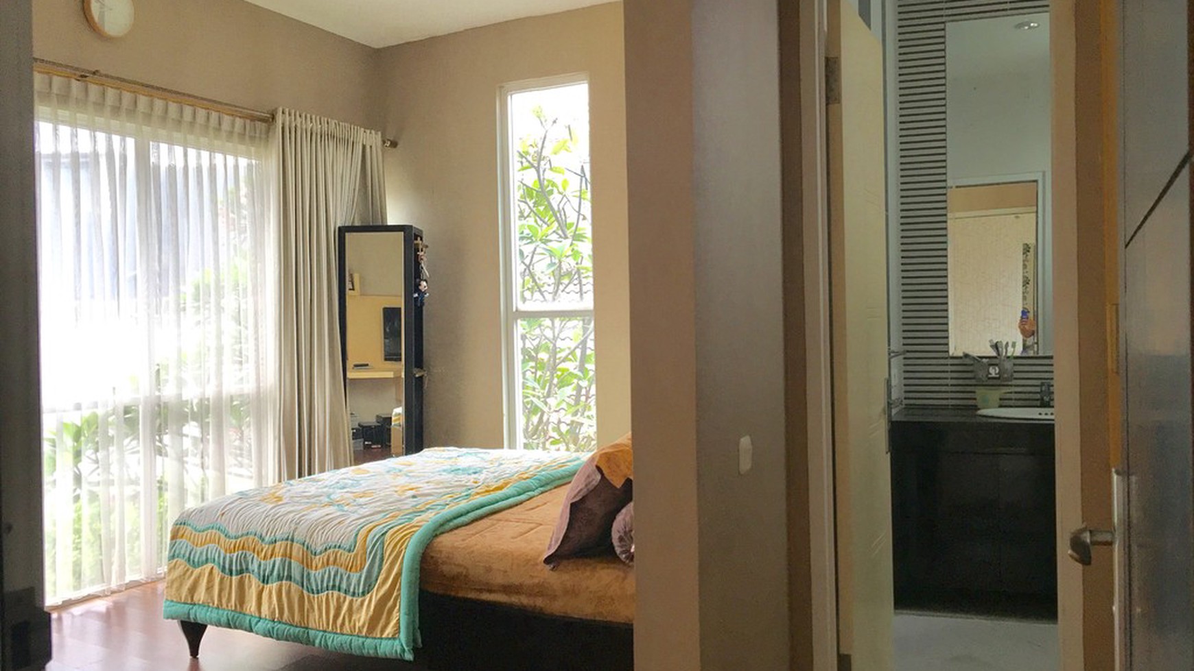 MINIMALIST DENGAN 6 KAMAR TIDUR, KOLAM RENANG DAN TAMAN PRIBADI