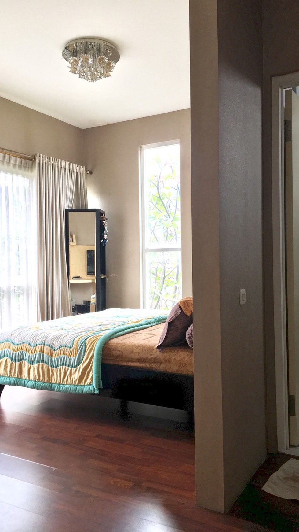 MINIMALIST DENGAN 6 KAMAR TIDUR, KOLAM RENANG DAN TAMAN PRIBADI