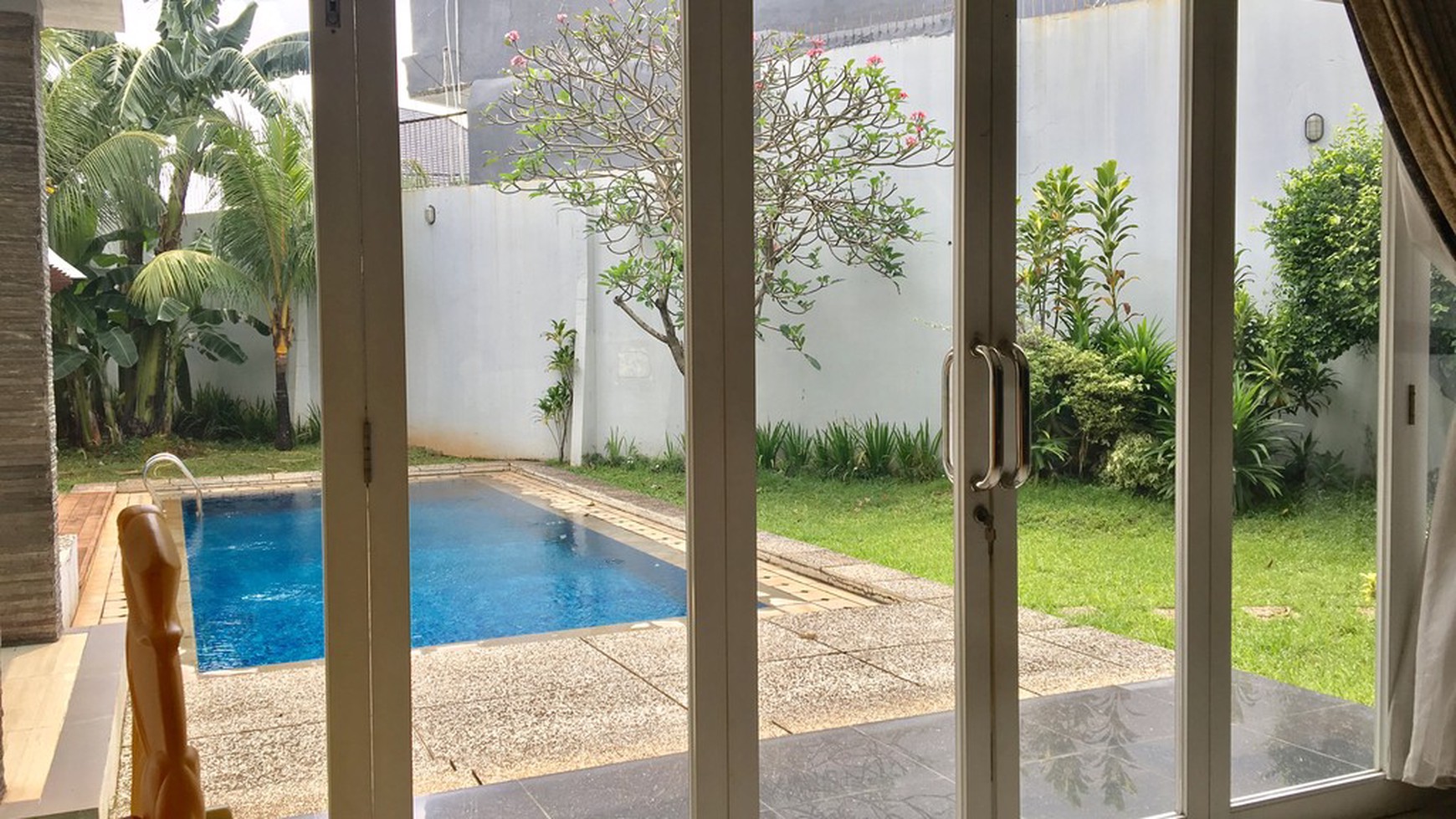 MINIMALIST DENGAN 6 KAMAR TIDUR, KOLAM RENANG DAN TAMAN PRIBADI