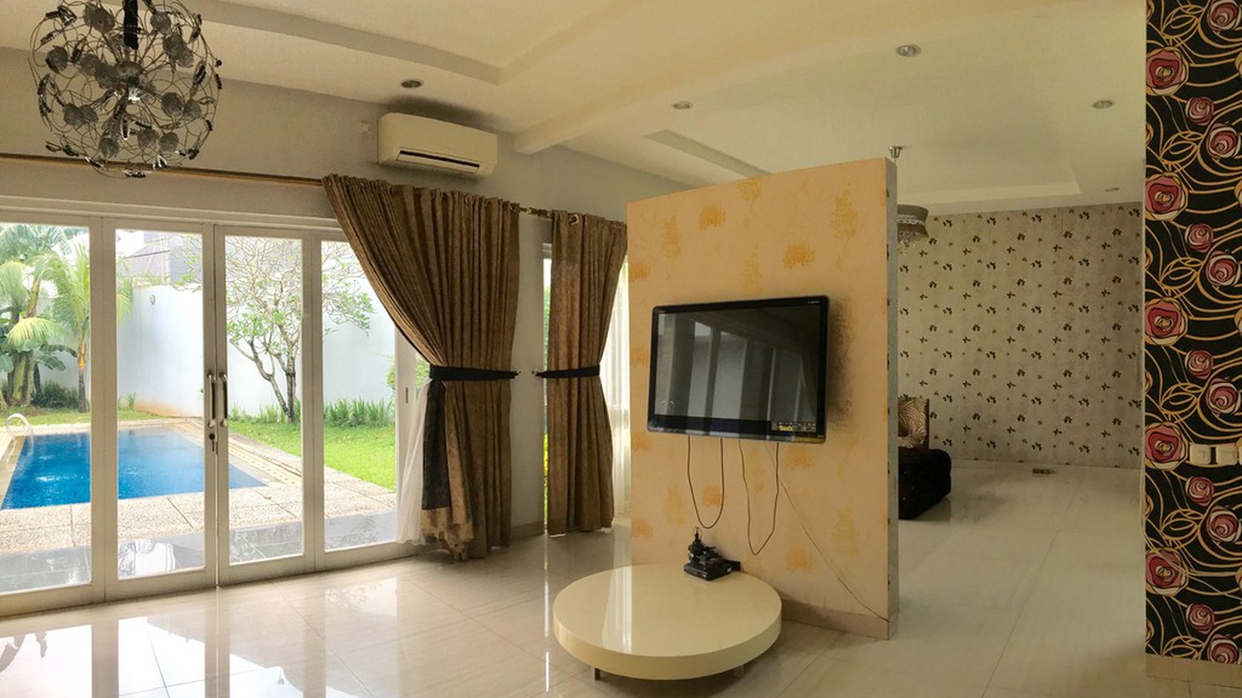 MINIMALIST DENGAN 6 KAMAR TIDUR, KOLAM RENANG DAN TAMAN PRIBADI