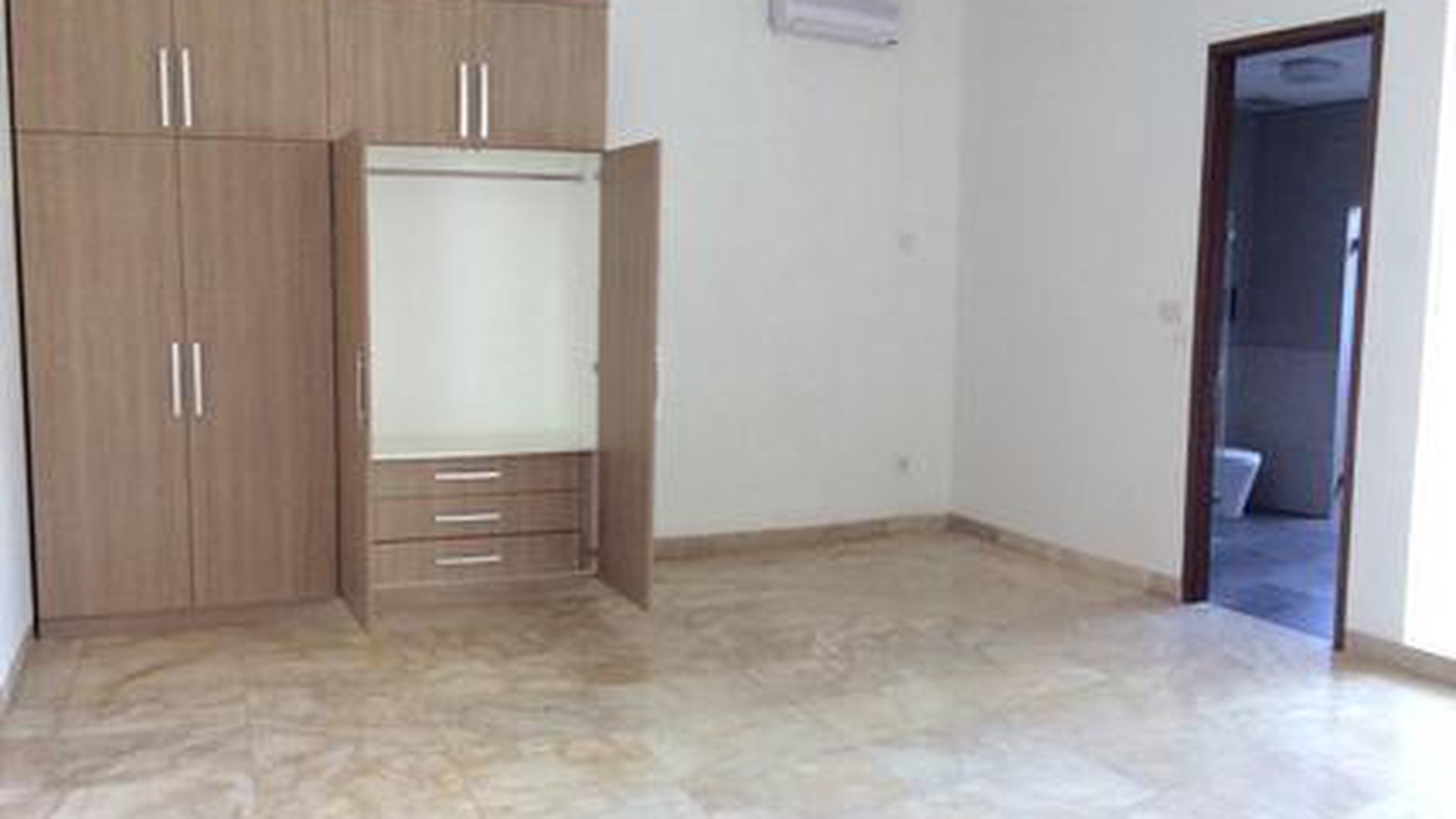 beautiful town house in the prime area of Kemang