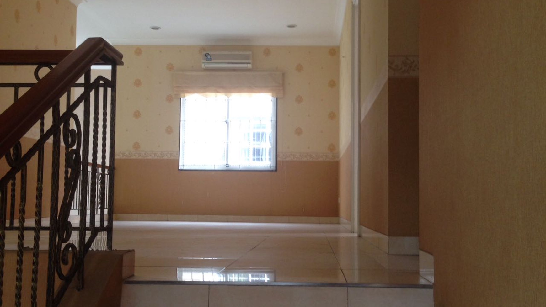 Disewa rumah mewah, ada kolam rengnya, siap huni, strategis dekat Tol Jorr, Cluster Mirrage The Green BSD City