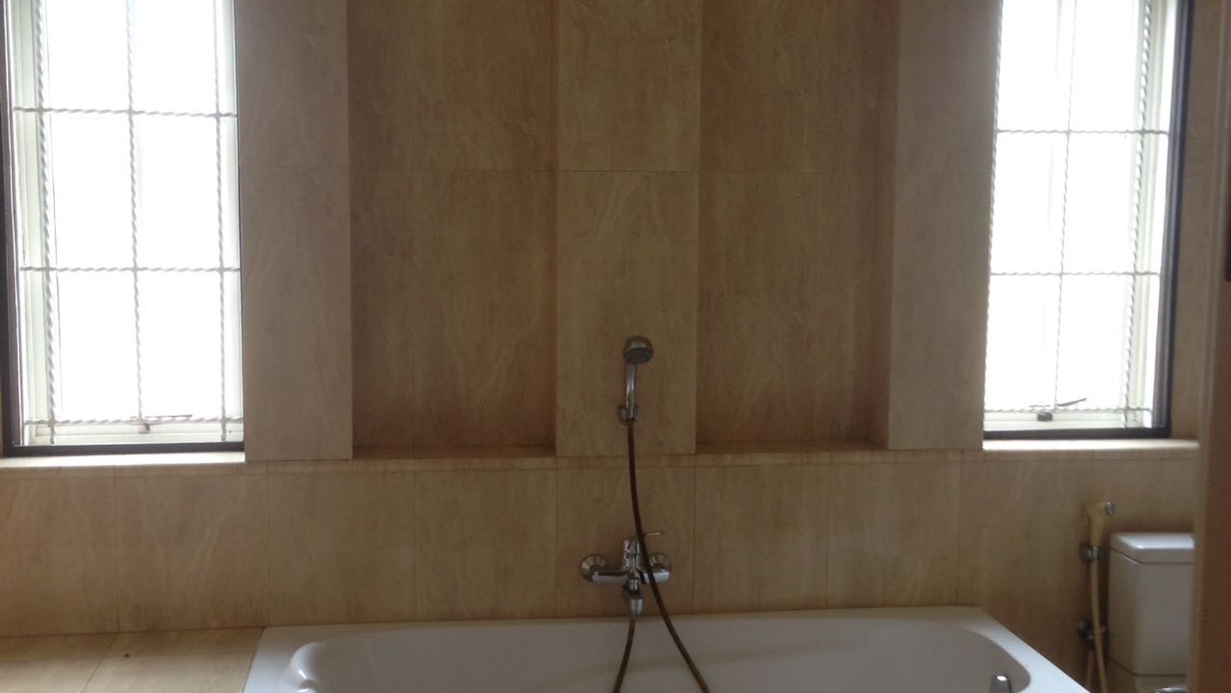 Disewa rumah mewah, ada kolam rengnya, siap huni, strategis dekat Tol Jorr, Cluster Mirrage The Green BSD City