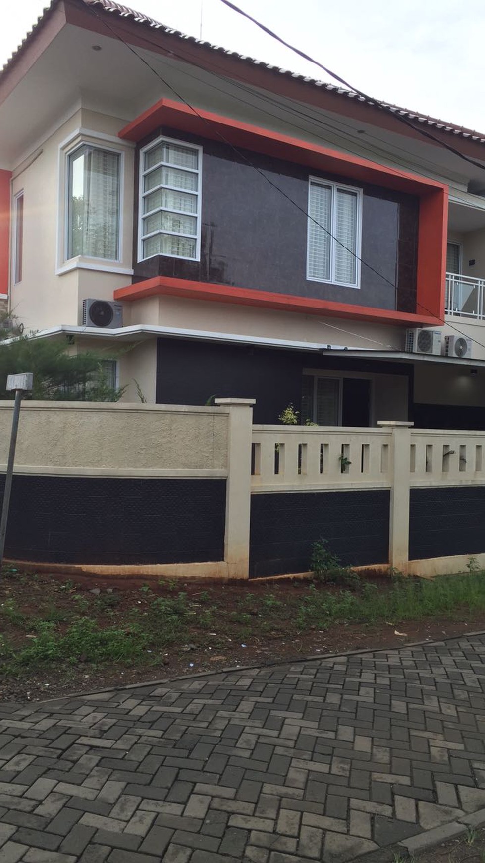 Dijual rumah strategis, areanya sudah ramai, keamanan 24 jam, SHM, Karawaci Kav. Perkebunan.