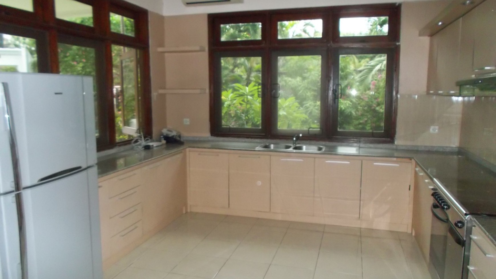 beautiful house in the prime area of Kemang
