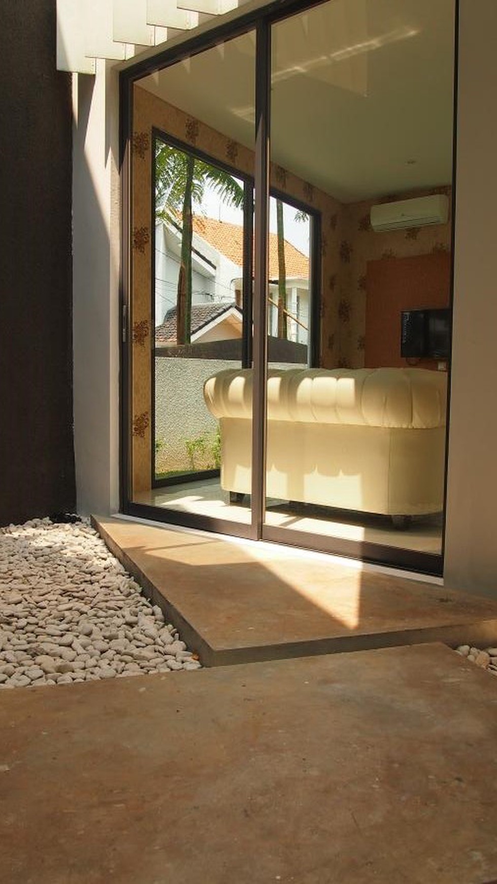 Cluster Terbaru Ozone Town House dengan Interior bergaya Eropa, Veteran, Jakarta Selatan