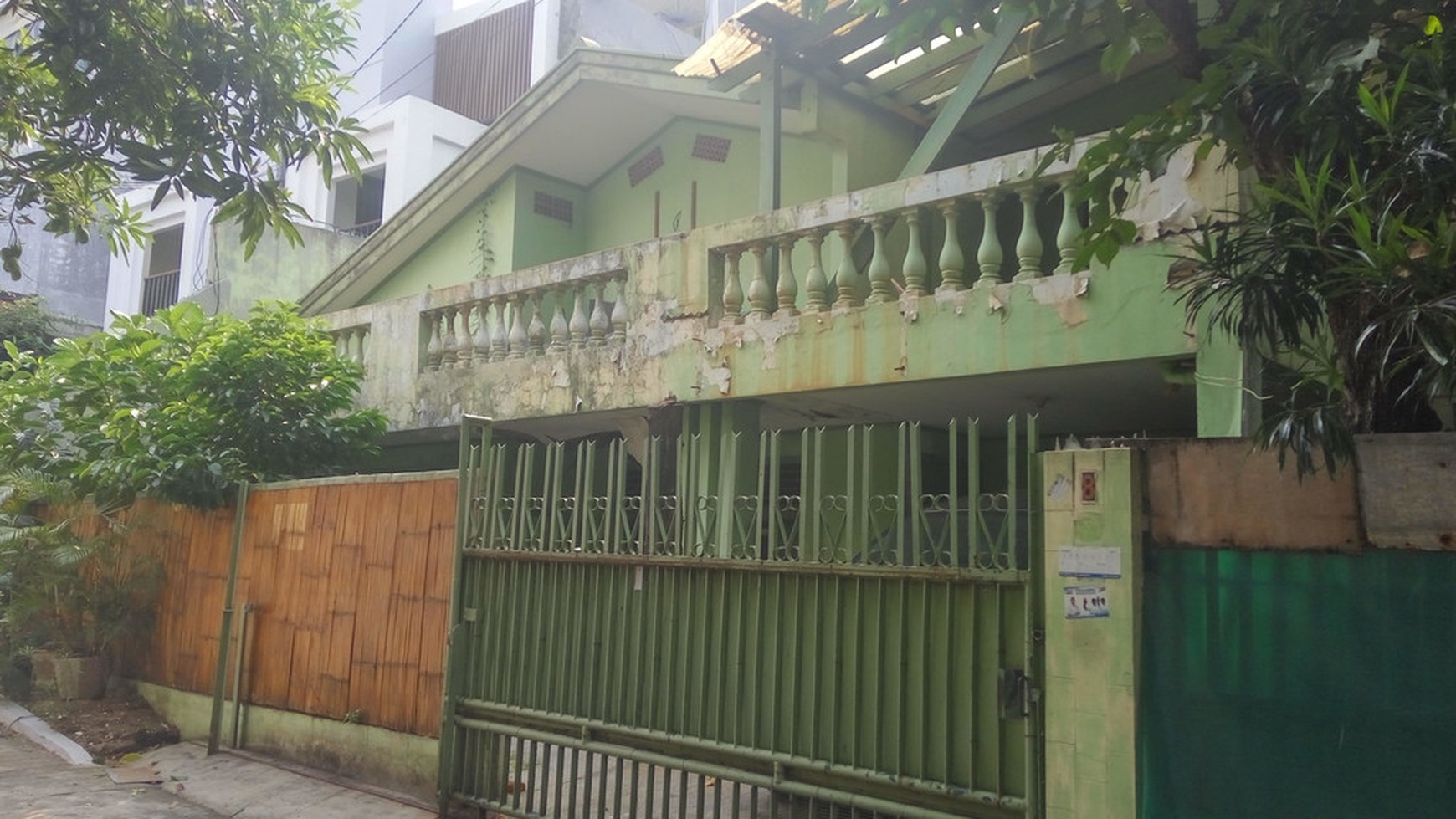 Rumah connecting  1/2 layak huni dan 1/2 hitung tanah di Gunung Sahari Jakarta Pusat