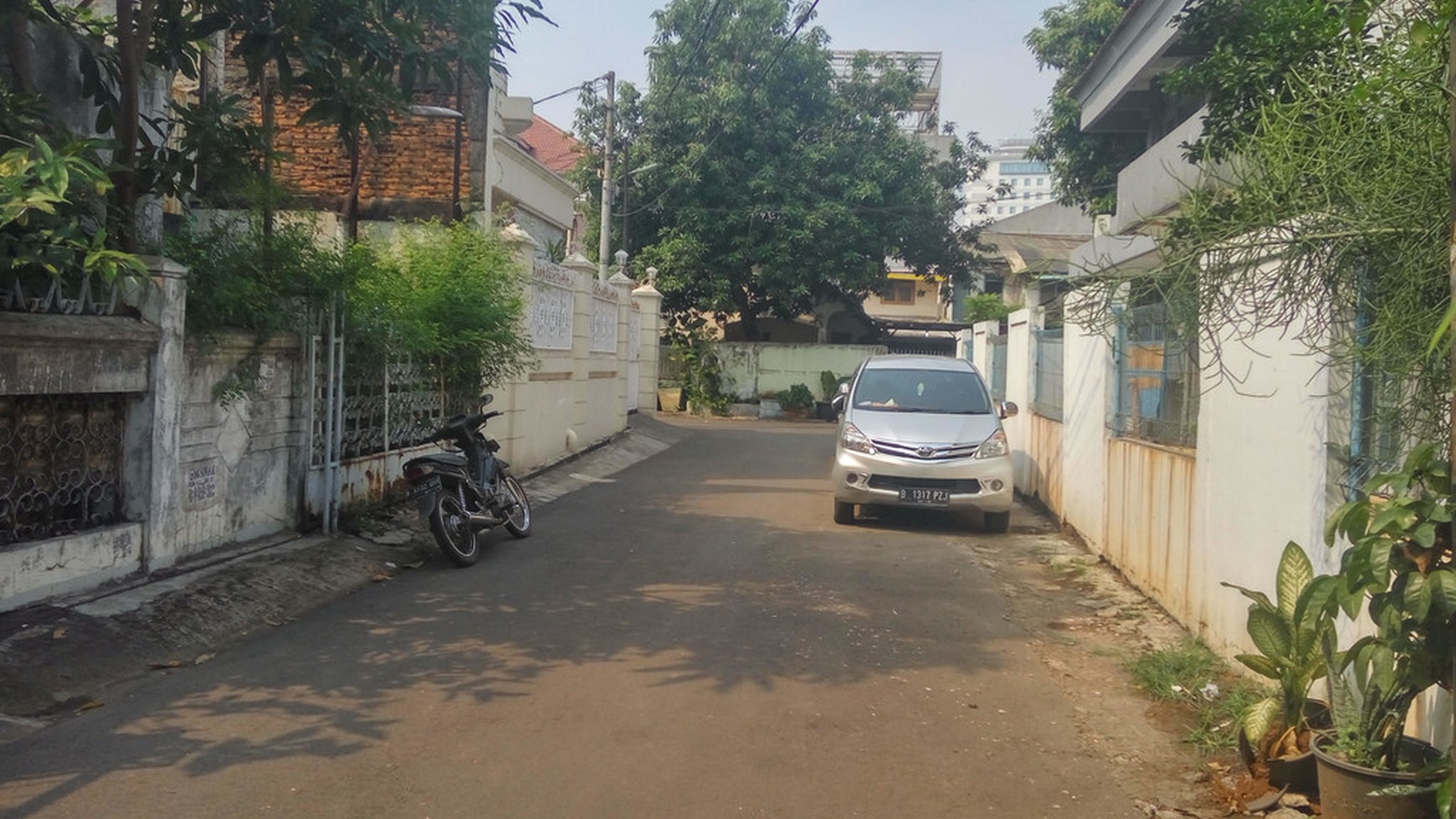 Rumah connecting  1/2 layak huni dan 1/2 hitung tanah di Gunung Sahari Jakarta Pusat