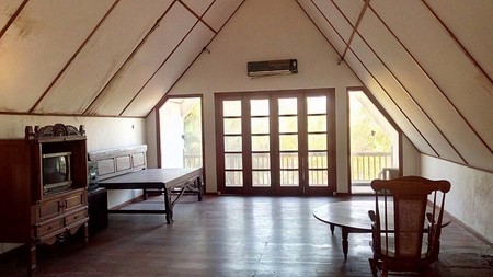 VILLA BERGAYA KLASIK, DI KAWASAN PARANGTRITIS, KRETEK, BANTUL.