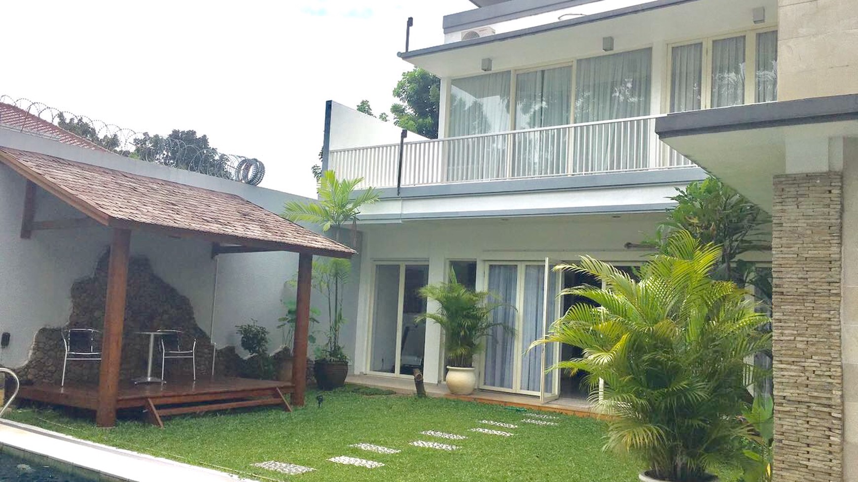 BRIGHT MODERN MINIMALIST HOUSE WITH PRIVATE SWIMMING POOL #20.25.1 #AK