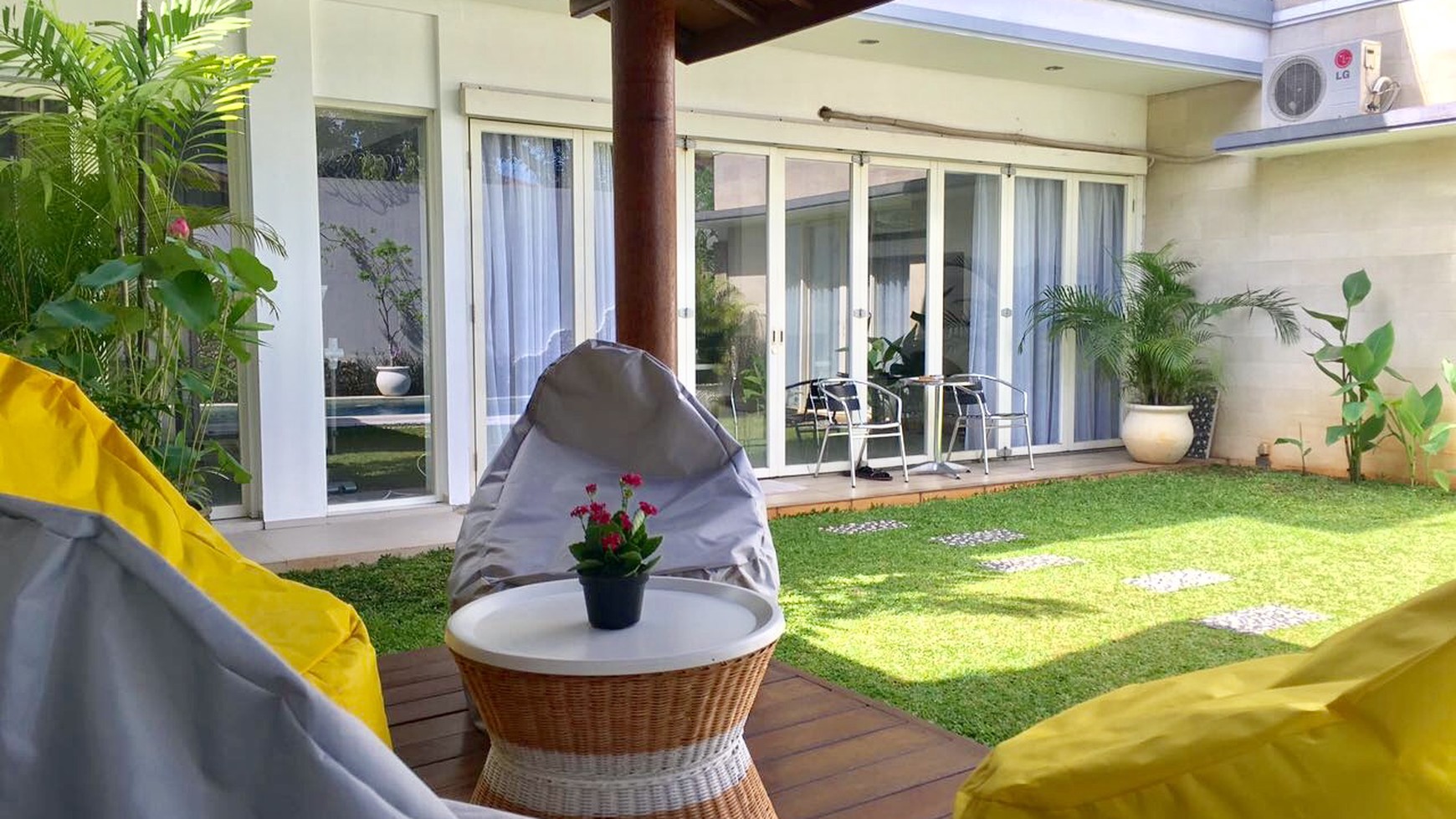 BRIGHT MODERN MINIMALIST HOUSE WITH PRIVATE SWIMMING POOL #20.25.1 #AK