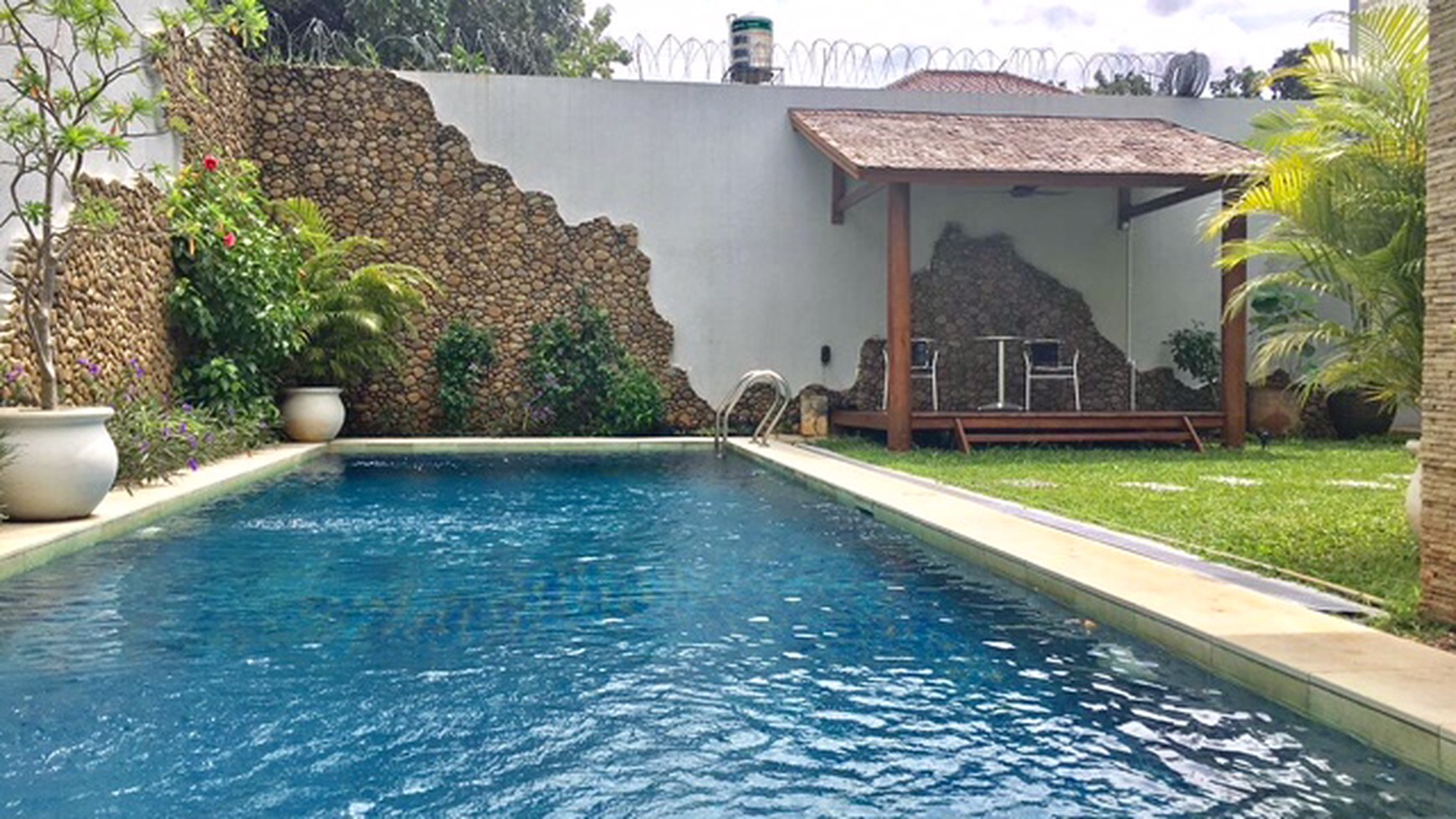 BRIGHT MODERN MINIMALIST HOUSE WITH PRIVATE SWIMMING POOL #20.25.1 #AK