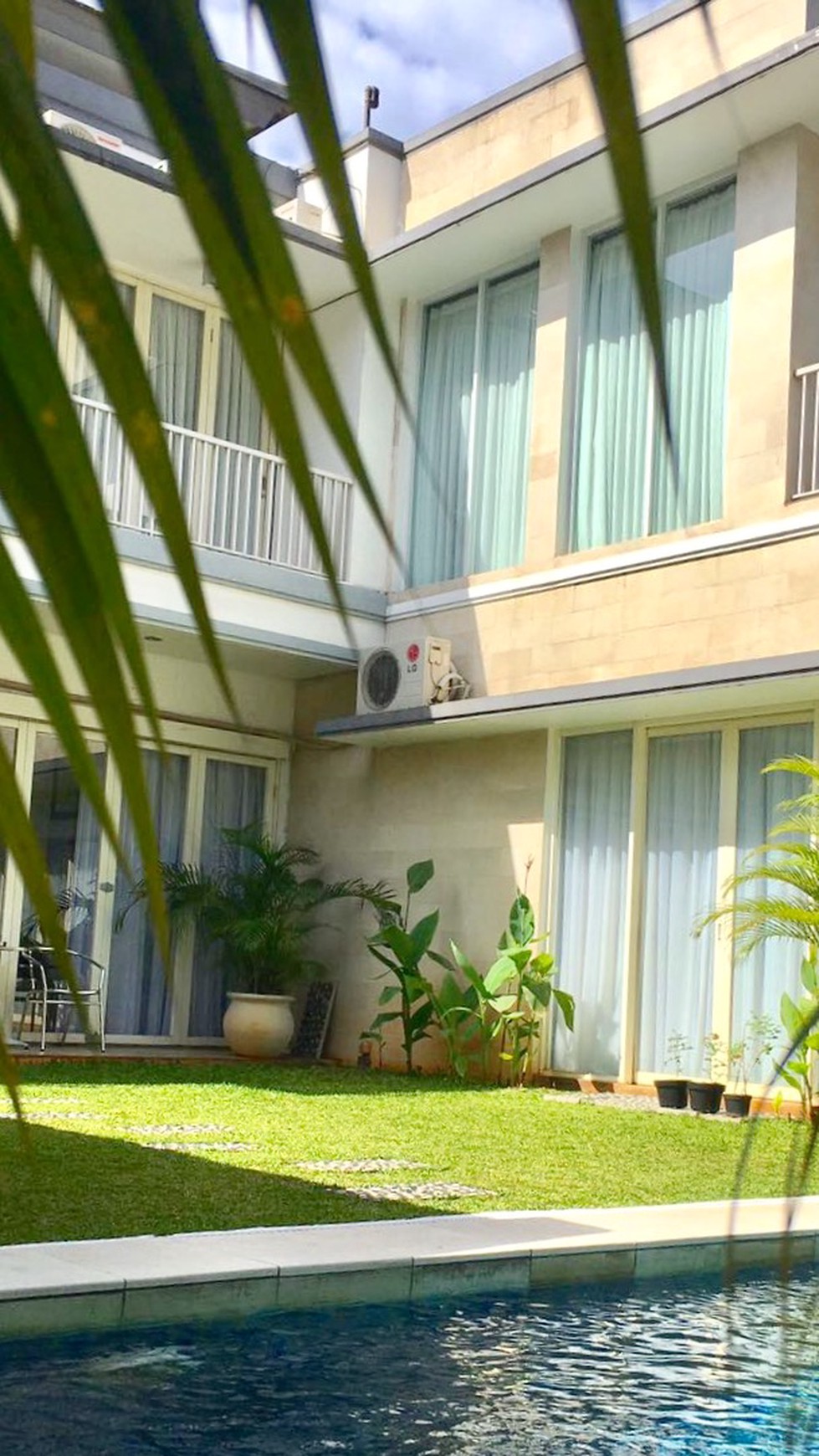 BRIGHT MODERN MINIMALIST HOUSE WITH PRIVATE SWIMMING POOL #20.25.1 #AK