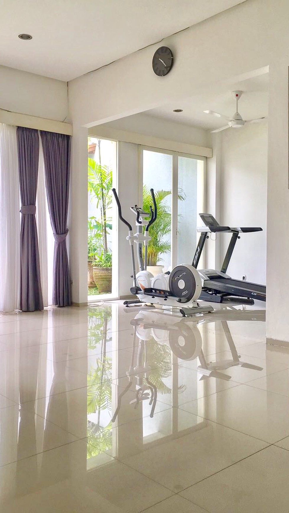 BRIGHT MODERN MINIMALIST HOUSE WITH PRIVATE SWIMMING POOL #20.25.1 #AK
