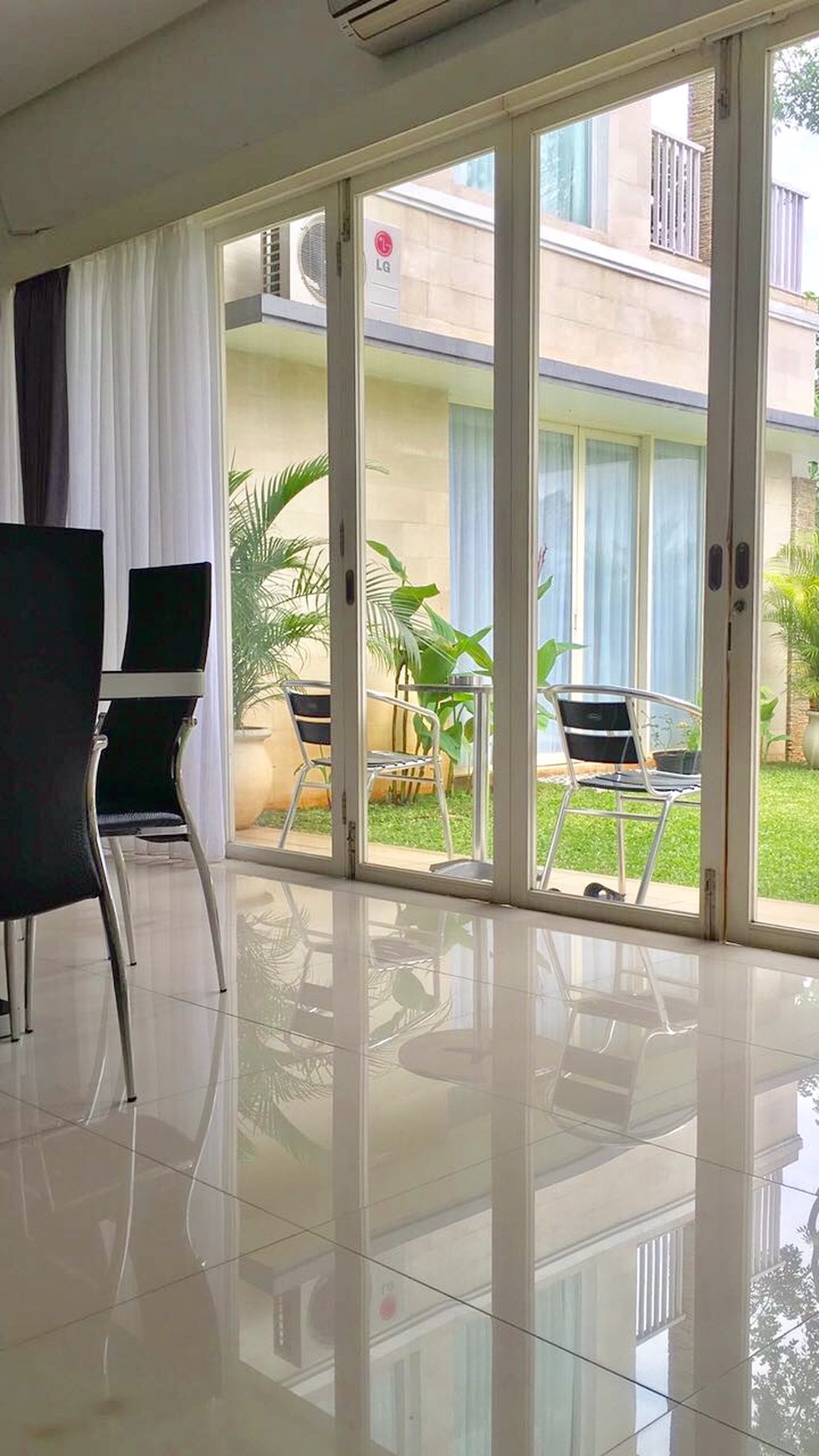 BRIGHT MODERN MINIMALIST HOUSE WITH PRIVATE SWIMMING POOL #20.25.1 #AK