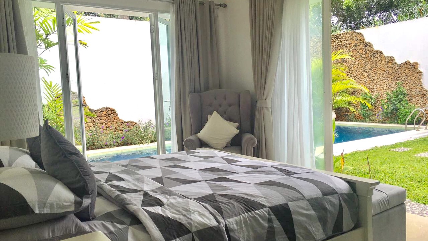 BRIGHT MODERN MINIMALIST HOUSE WITH PRIVATE SWIMMING POOL #20.25.1 #AK