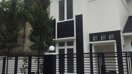 Rumah Bagus, nyaman, aman, asri, dan siap huni, lingkungan tenang, akses lokasi strategis di kawasan Acacia Residence Tangerang Selatan