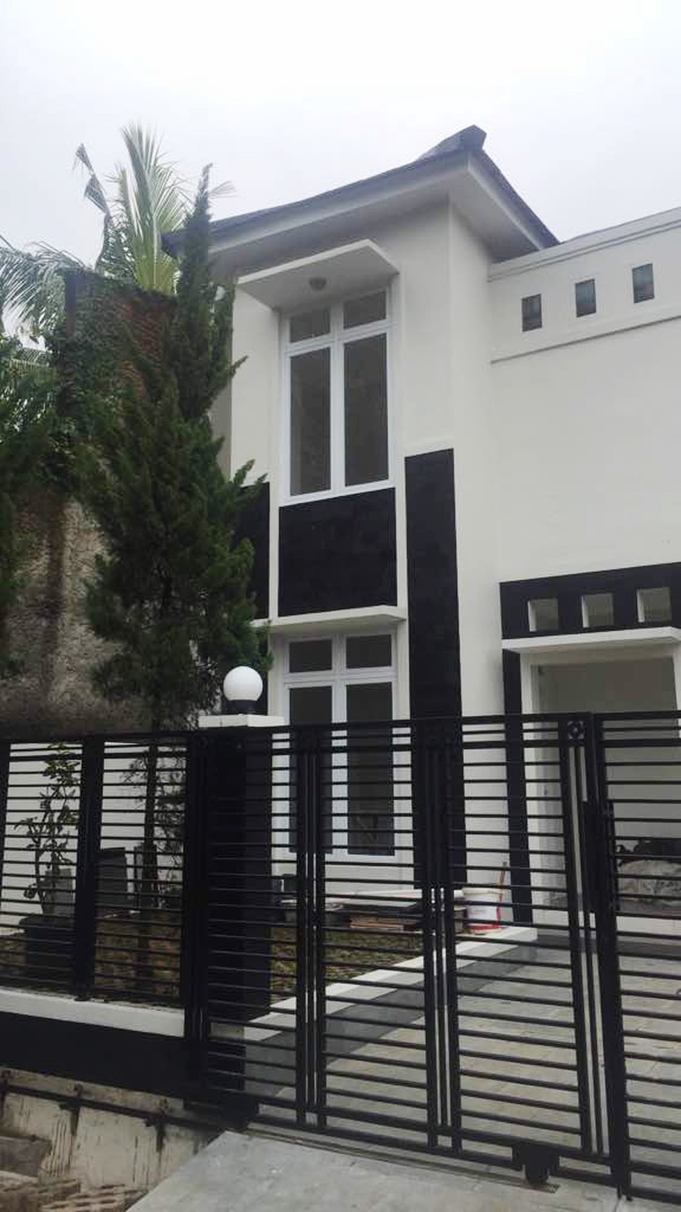 Rumah Bagus, nyaman, aman, asri, dan siap huni, lingkungan tenang, akses lokasi strategis di kawasan Acacia Residence Tangerang Selatan