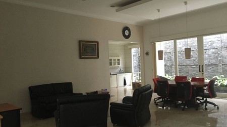 rumah jrg ada  terawat 300 m2 jakarta selatan