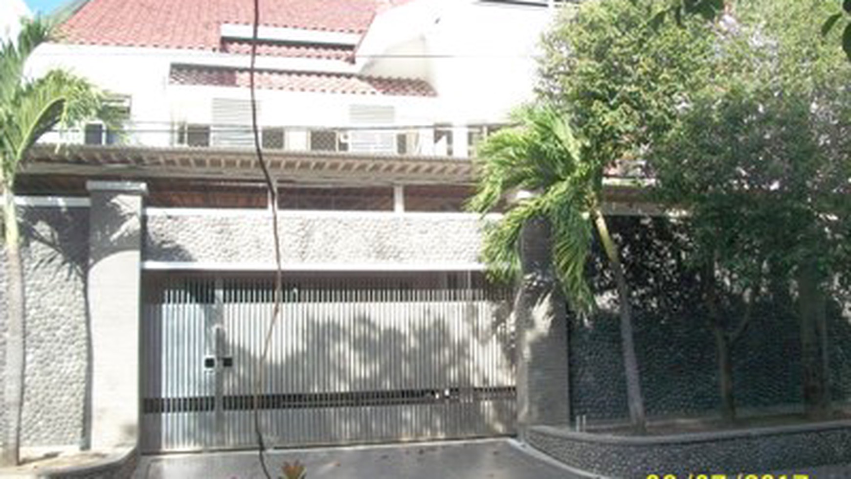 Rumah 2,5 Lantai, Bagus, Mewah, Row Jalan Lebar, Bebas banjir, Siap Huni - LIA -