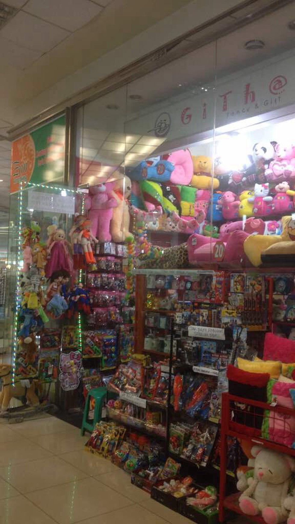 Kios di Mall Metropolis Town Square