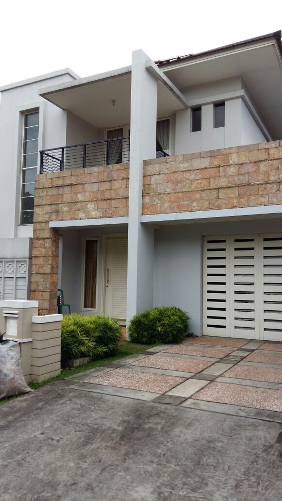 Rumah mewah dengan kolam renang di Sutera Onyx