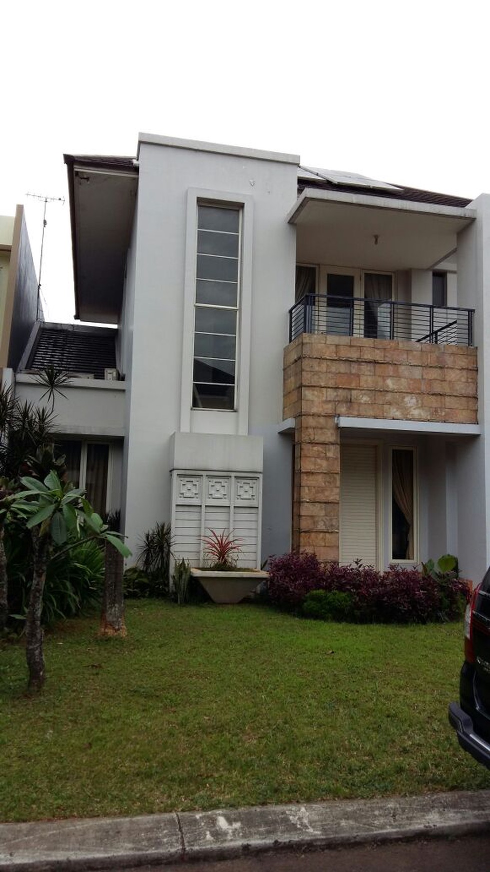 Rumah mewah dengan kolam renang di Sutera Onyx