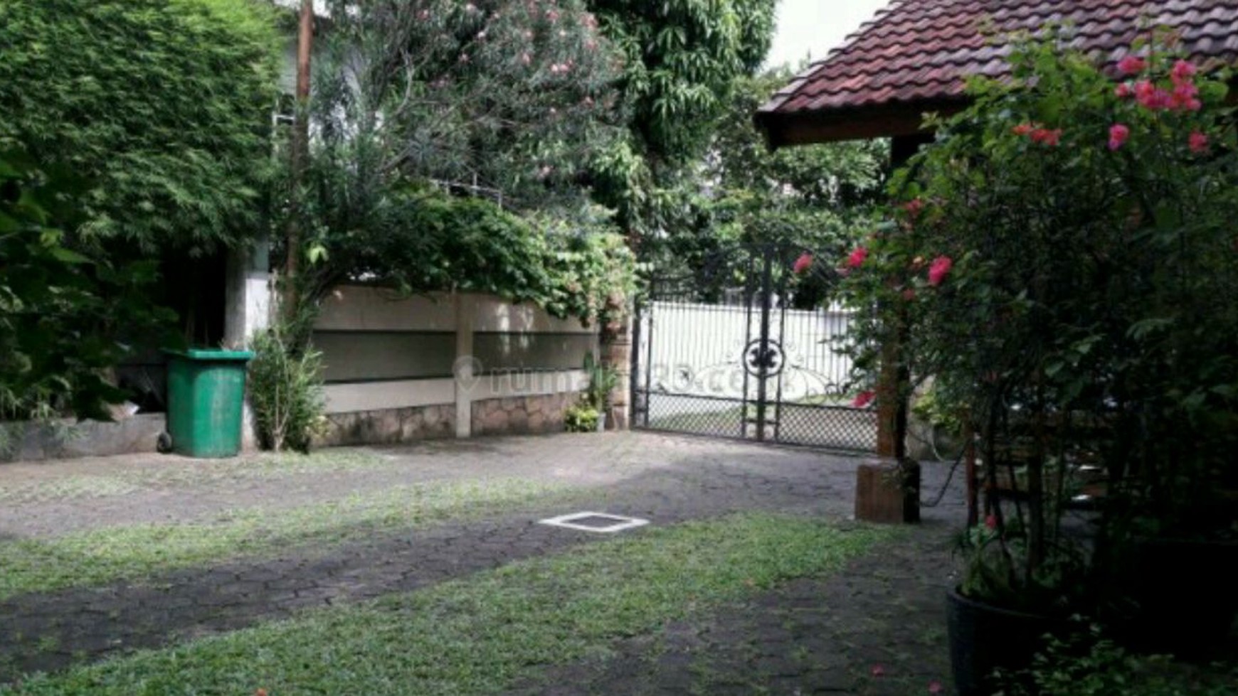 Rumah Asri Sangat Terawat dan Mewah @ Pekayon Pejaten Barat