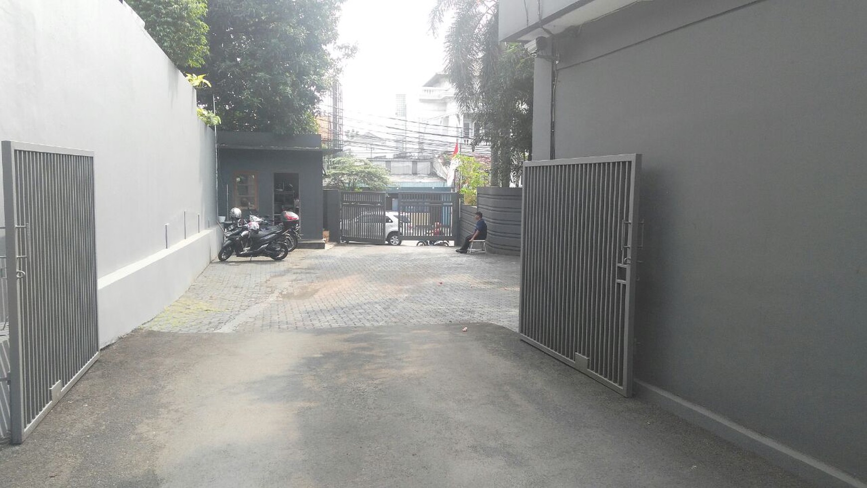 Rumah Lama Terawat dengan Lokasi Strategis @ Pejaten Barat Raya, Jakarta Selatan