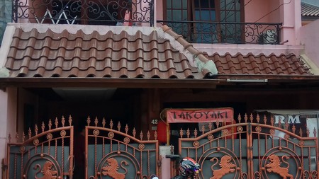 Rumah 2lantai, lokasi strategis, akses mudah dan nyaman.