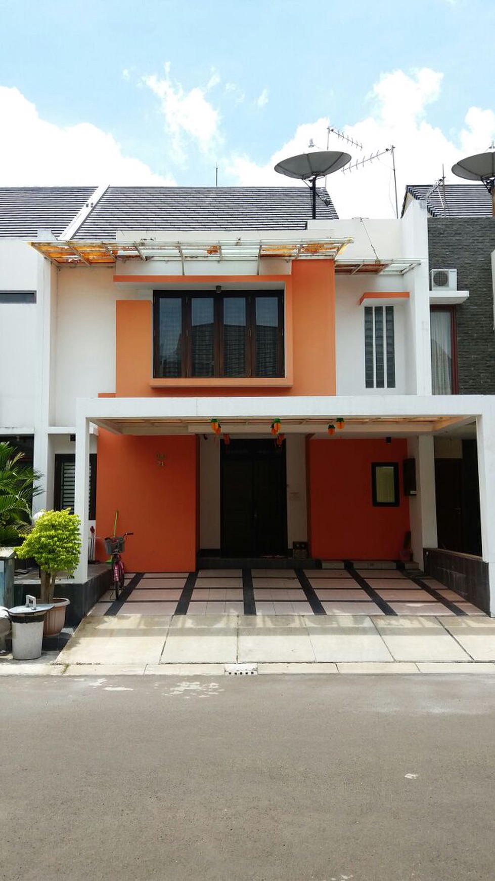 Rumah Pelangi Jingga, Kelapa Gading Luas 8x18m2