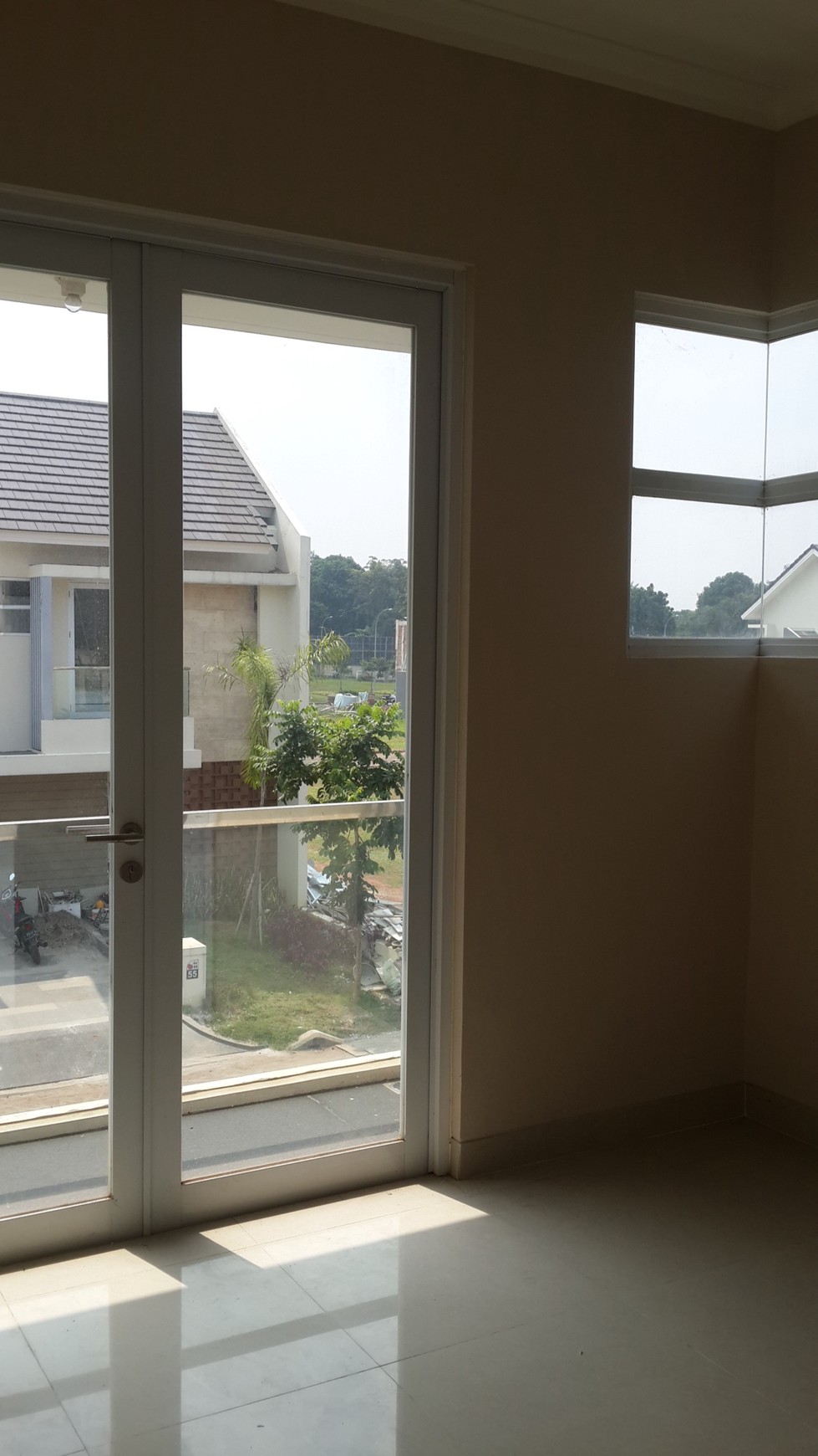 DI SEWA KAN RUMAH 2 LT BARU DI CHERRY VILLE GRAND WISATA BEKASI