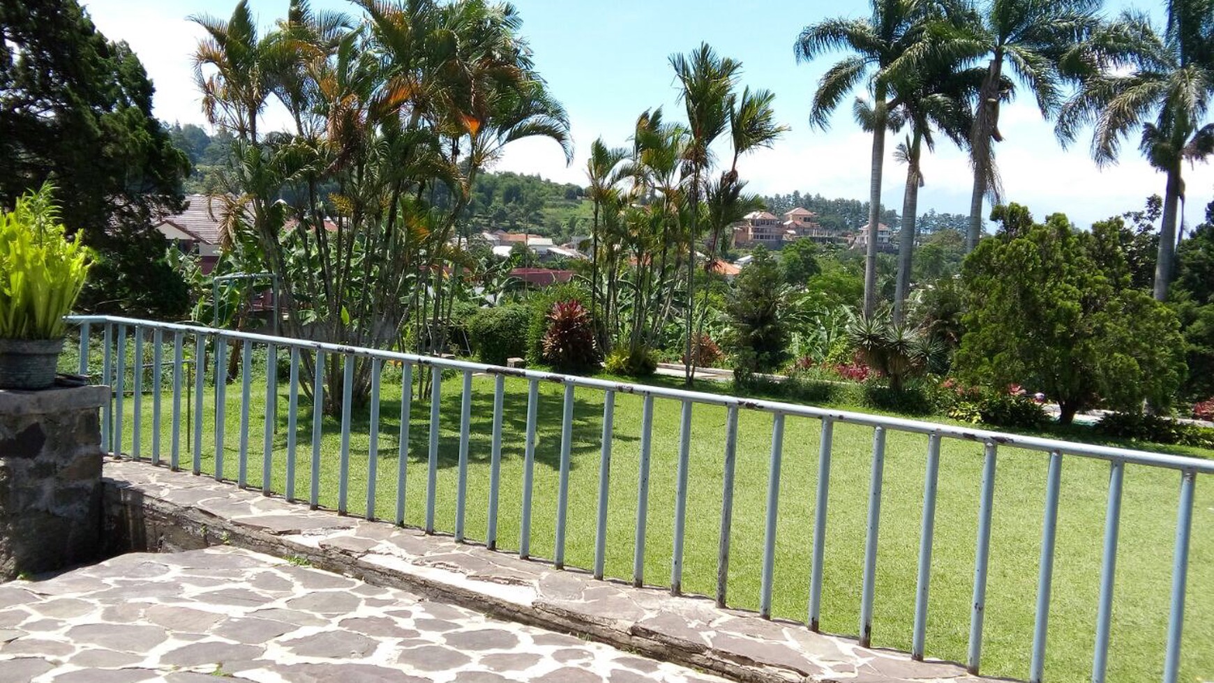 Dijual - Vila dekat Taman Safari, hitung tanah