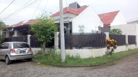 Rumah di Taman Wiguna Selatan, Lokasi bagus, Row Jalan Lebar, Bebas banjir, Hoek, Siap Huni