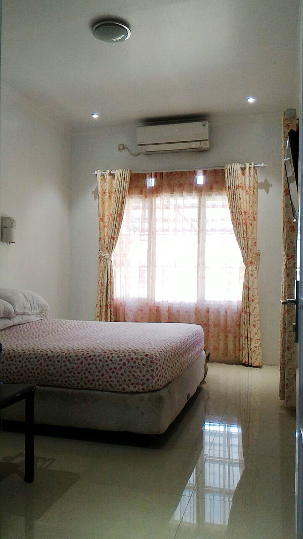 HOT SALE!!! Dijual Cepat Rumah Nyaman, Lokasi sangat Srategis Di Ciledug.