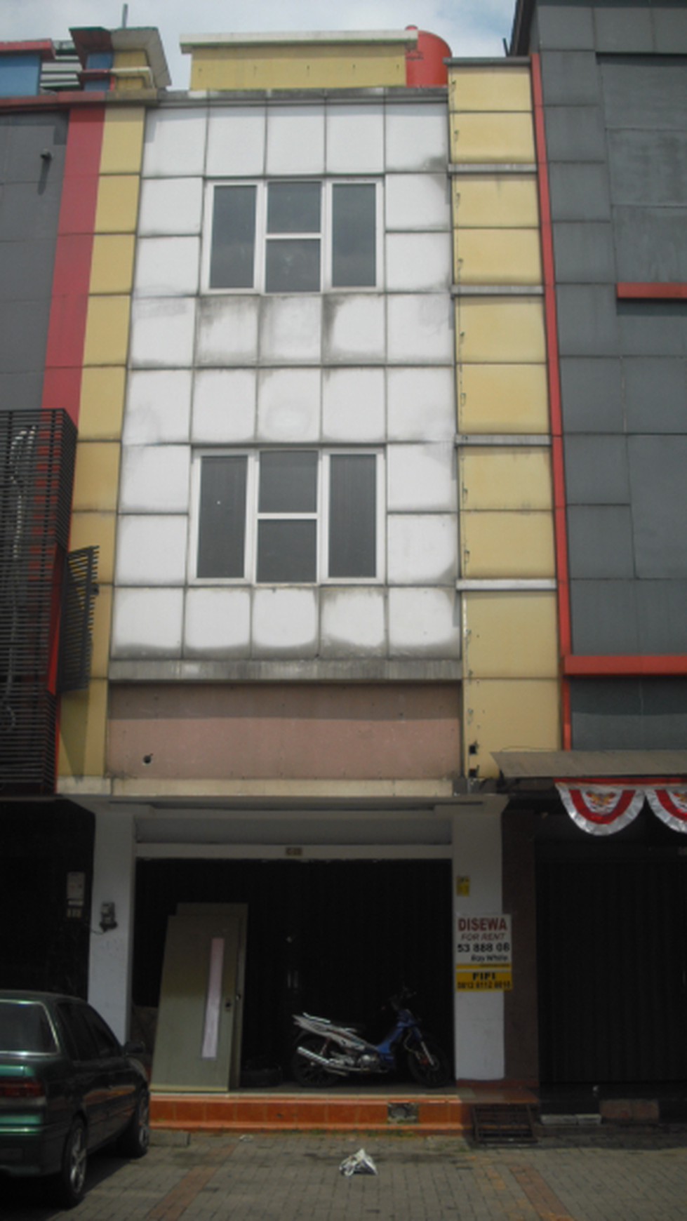 Ruko siap pakai Lokasi Strategis Golden Boulevard