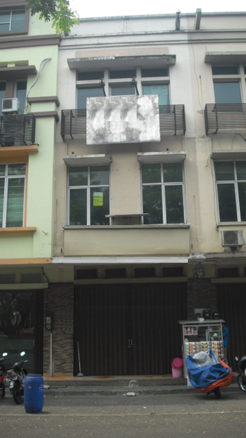 Ruko siap Pakai Hadap Jalan Raya Lokasi Strategis