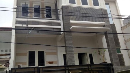 Hunian Minimalis 2,5 Lantai, Bagus, Rapih, Harga Nego di Kelapa Gading