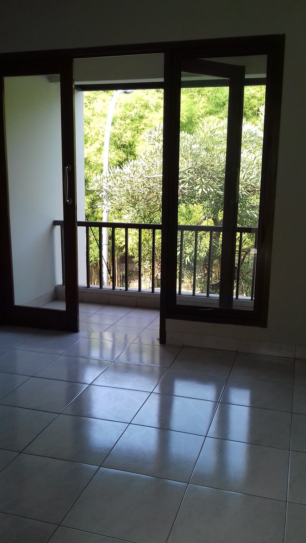 Rumah Rapi Siap Huni Di Emerald Town House #EU