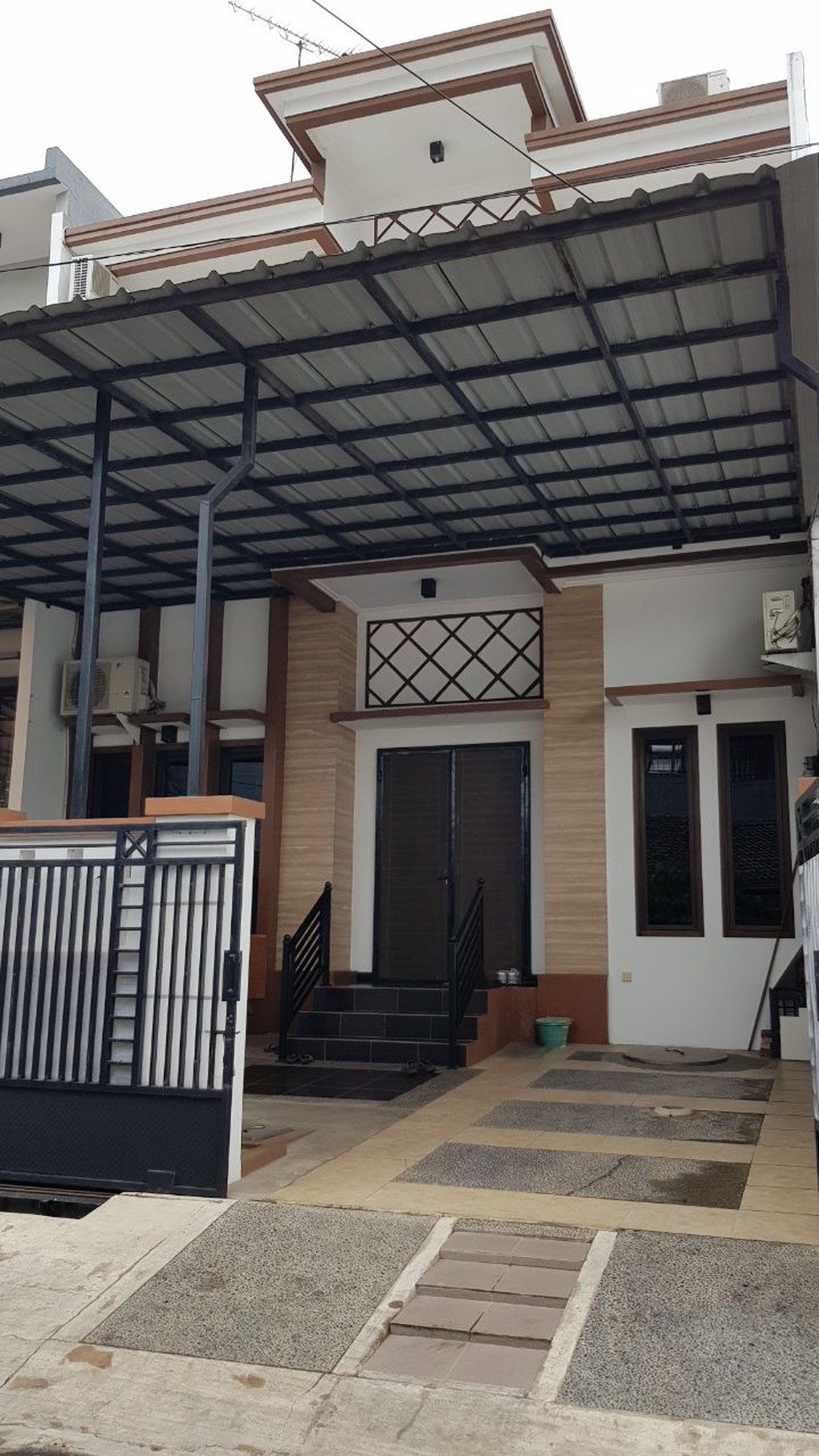 Lokasi terletak di kompleks perumahan yang aman dan nyaman