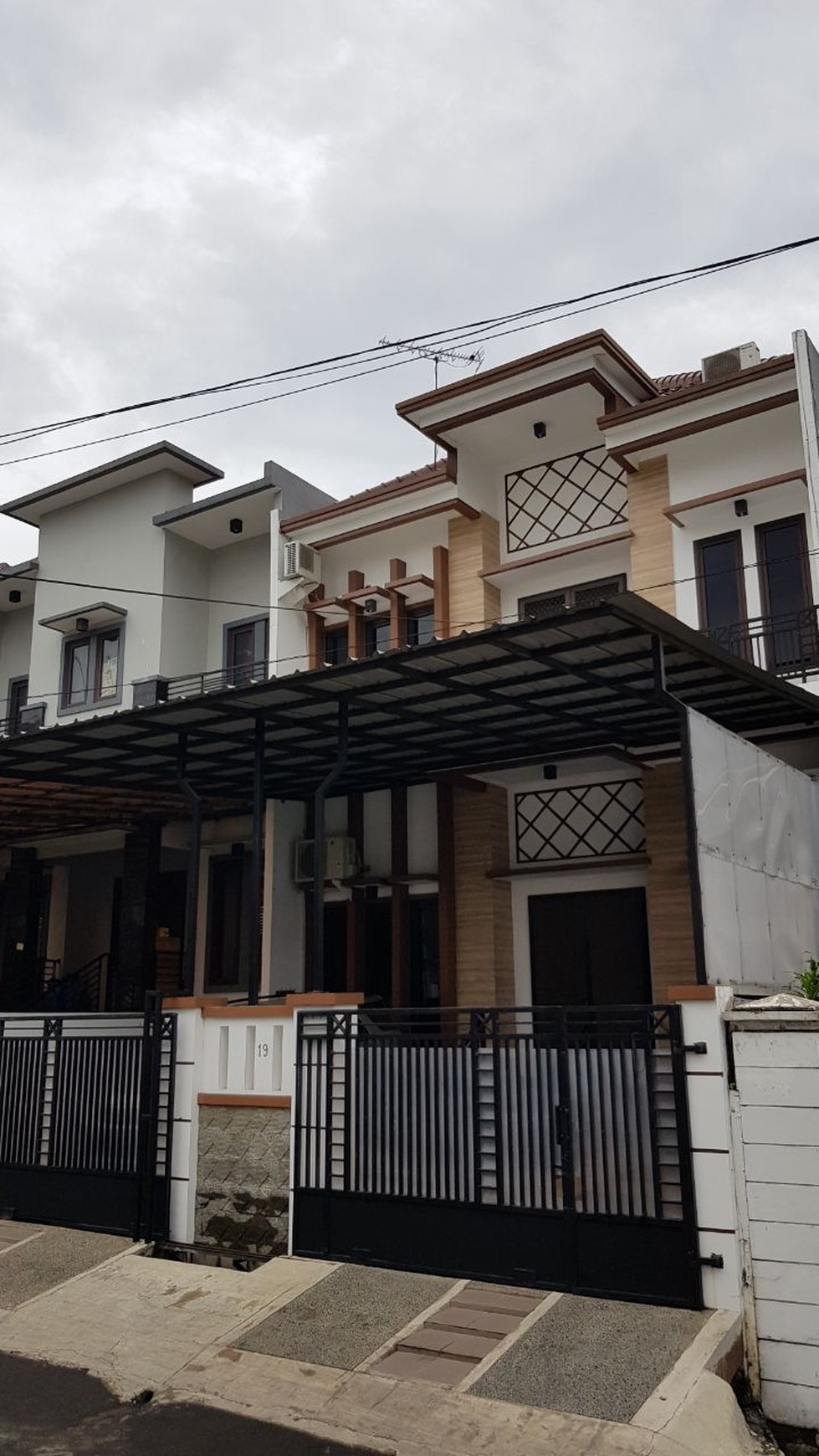 Lokasi terletak di kompleks perumahan yang aman dan nyaman