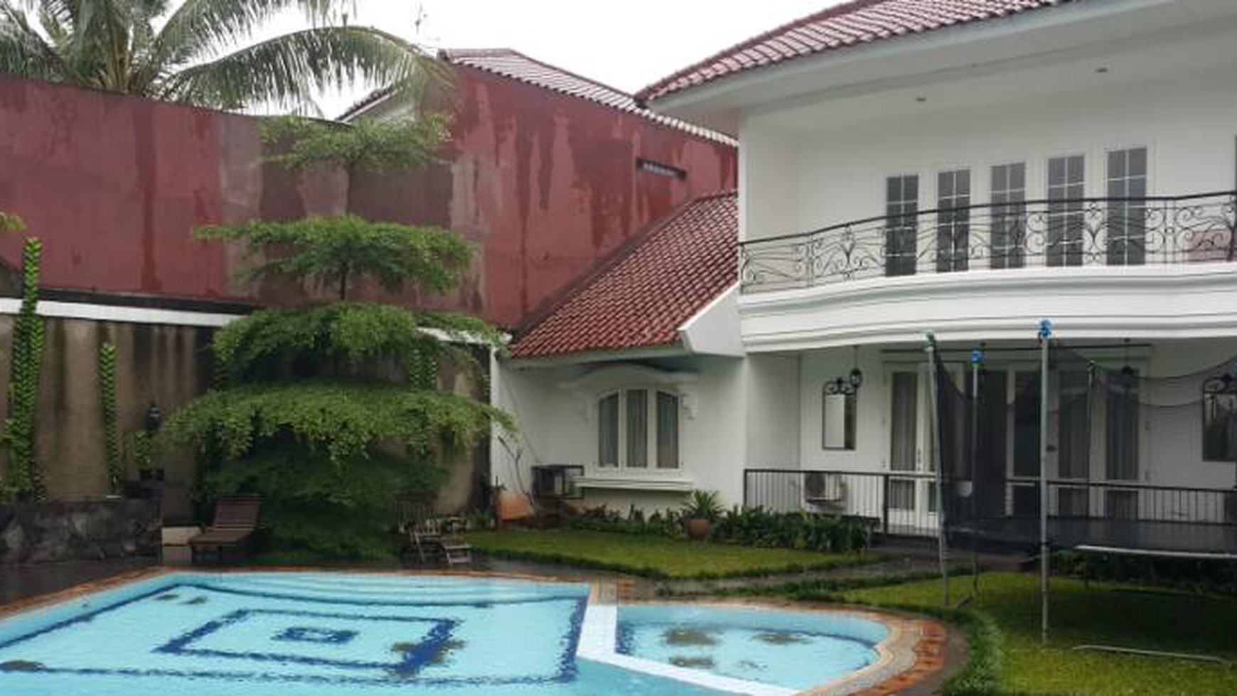Disewakan Rumah Mewah di BSD, Ada kolam renang, semi furnished