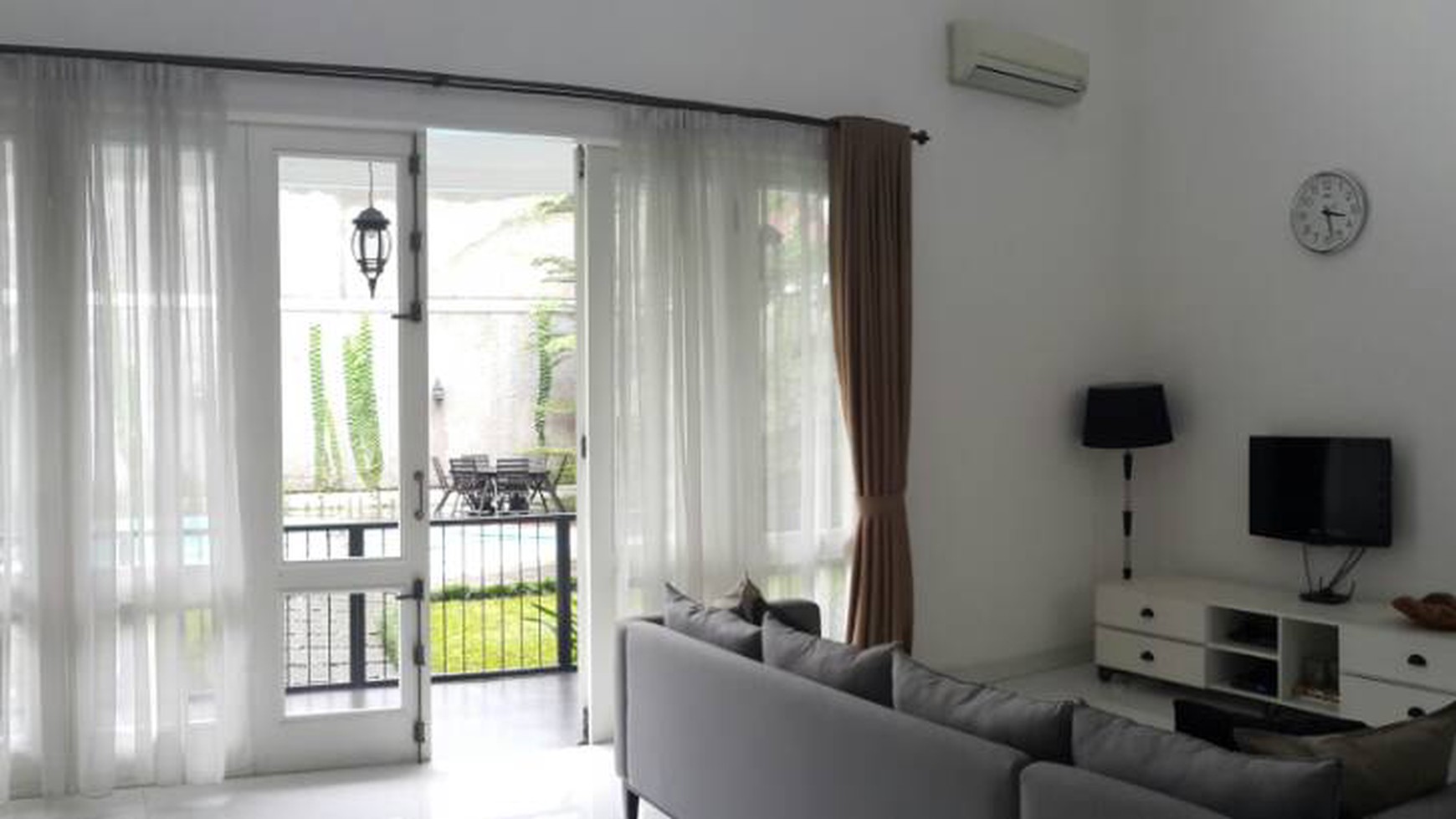 Disewakan Rumah Mewah di BSD, Ada kolam renang, semi furnished