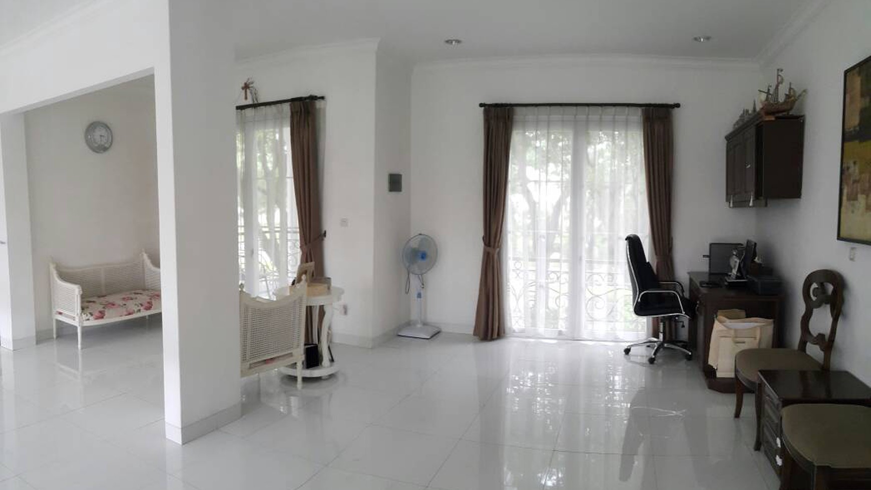 Disewakan Rumah Mewah di BSD, Ada kolam renang, semi furnished